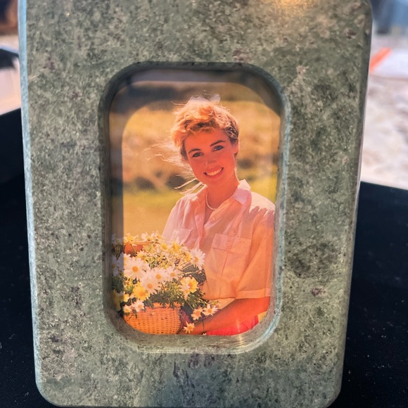 Brand New Cameo Small Green Marble Picture Frame 2” x 3” photo and 3” x 4” frame - Picture 3 of 10